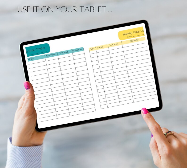 Pu&ograve; includere: Uno schermo di tablet che mostra un tracker di ordini stampabile e un tracker di ordini mensile. Il tracker di ordini ha colonne per la data, il nome, il contatto e i prodotti. Il tracker di ordini mensile ha colonne per la data, il tempo di consegna, il tracciamento e la consegna.