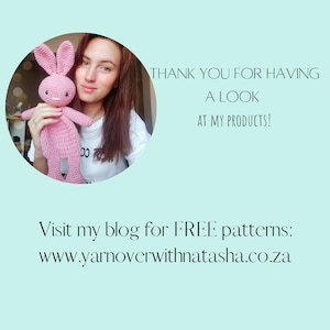Pu&ograve; includere: Una donna che tiene un coniglio rosa all'uncinetto. L'immagine include il testo "THANK YOU FOR HAVING A LOOK AT MY PRODUCTS! Visit my blog for FREE patterns: www.yarnoverwithnatasha.co.za"