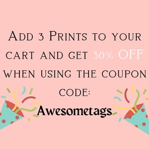 Pu&ograve; includere: Sfondo rosa con un grafico di due cappelli da festa con coriandoli. Il testo recita: "ADD 3 PRINTS TO YOUR CART AND GET 30% OFF WHEN USING THE COUPON CODE: Awesometags"