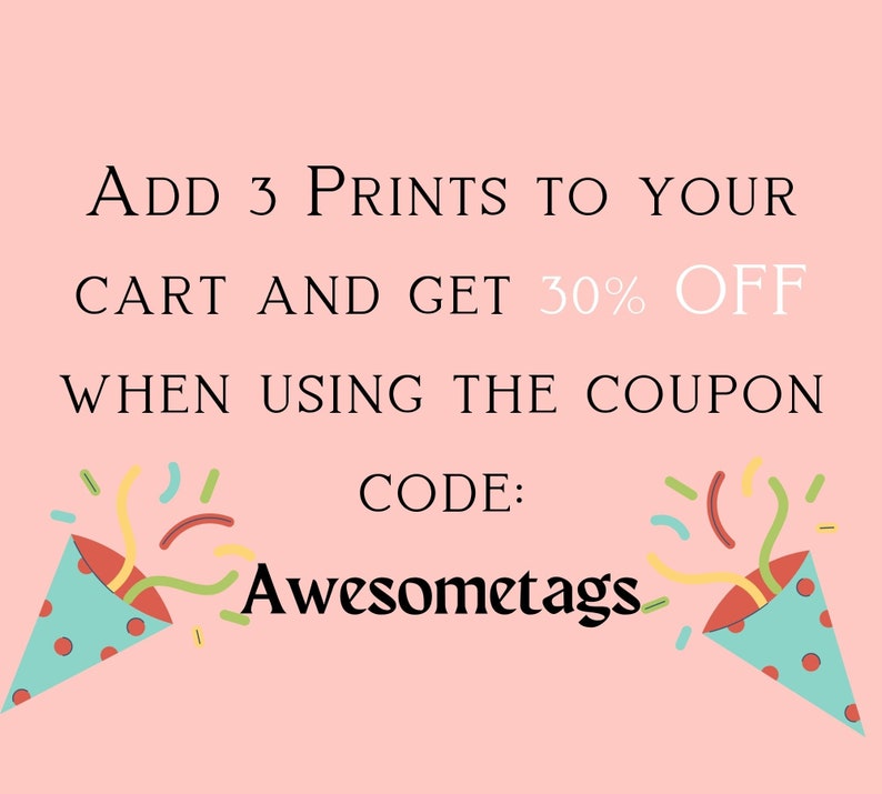 Pu&ograve; includere: Sfondo rosa con un grafico di due cappelli da festa con coriandoli. Il testo recita: "ADD 3 PRINTS TO YOUR CART AND GET 30% OFF WHEN USING THE COUPON CODE: Awesometags"