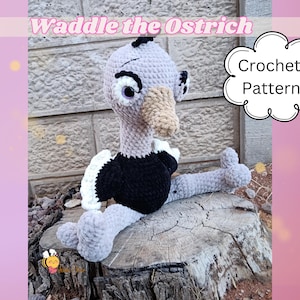 Könnte beinhalten: Gehäkeltes Straußenspielzeug mit grauem Körper, schwarzer Brust und beigem Schnabel. Die Strauß sitzt auf einem Baumstumpf. Der Text auf dem Bild lautet "Waddle the Ostrich" und "Crochet Pattern".