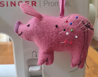 Pig pin cushion: Felt pink pincushion