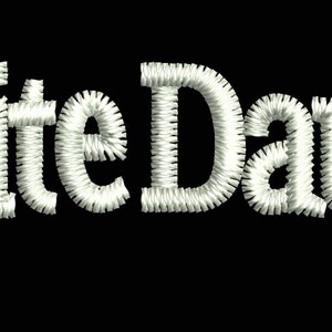 以下が含まれることがあります： 黒い背景に白い刺繍で「お気に入りの娘」と書いてあります。