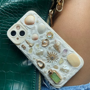 Coque iPhone fabriquée à la main inspirée de Memor. Chaque cas est unique. Fabriqué avec des coquillages Sanibel cueillis à la main, des cristaux authentiques et des breloques.