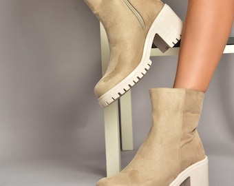 Stivali in pelle scamosciata beige fatti a mano / Scarpe alla caviglia con tacco a blocco da donna / Comodità ed eleganza