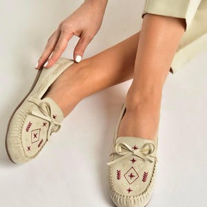 Beżowe zamszowe, haftowane baleriny, boho-etniczne, wsuwane, wygodne