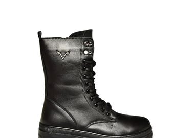 Botas de combate resistentes de cuero genuino negro con cierre de cordones y tacón bajo: perfectas para el uso diario y el estilo otoño/invierno.