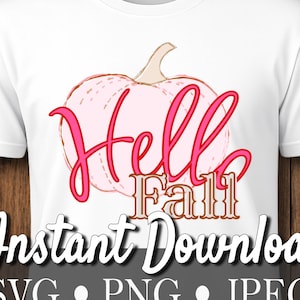 Puede incluir: Una camiseta blanca con un gráfico de una calabaza rosa claro y el texto "Hello Fall" en letras cursivas y de bloque de color rosa brillante y marrón. La imagen incluye el texto "Instant Download SVG PNG JPEG" superpuesto en la camiseta.