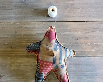 Patriotic Star, primitive Americana decor, grungy star peg rail hanger, Americana decor, repurposed quilt, farmhouse decor, quilted star