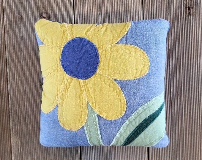 Vintage Daisy Pillow,small Flower Pillow,cabin Pillow,small Quilted
