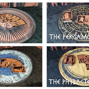 Puede incluir: Cuatro alfombras circulares con diferentes diseños y símbolos, cada una con una pila de cartas de madera que muestran ilustraciones de personas y animales. Las alfombras están etiquetadas como "The PGM", "The Pergamon", "The Dendera" y "The Phylactery".