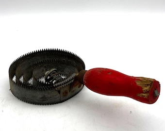 Vintage Metal Horse Curry Comb Brush Wood Handle Rustic Farm Tool Barn Primitive