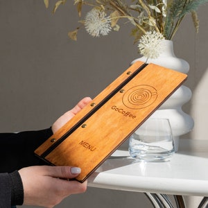 Livre de menus personnalisé, menu gravé, couverture de menu personnalisée, porte-menu en bois, menu rustique, reliure de menu de restaurant, folio de menu, menu avec logo