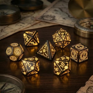 Puede incluir: Un conjunto de dados poliédricos negros y dorados iluminados para juegos de mesa. Los dados presentan diseños intrincados y números brillantes, con varias formas, incluyendo un d20, d12, d10, d8, d6 y una pirámide d4. Los dados están sobre una superficie de madera.