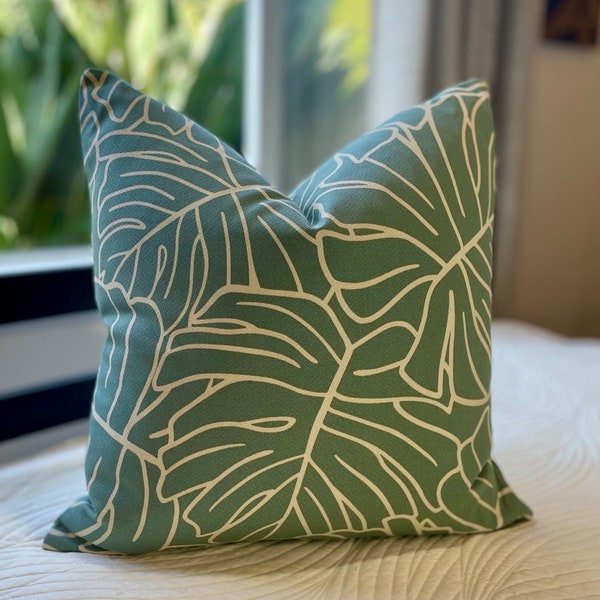 Coussin décoratif de créateur à imprimé feuilles de Monstera vert écume et 20 x 20 po (20 x 20 po./tissu écorce de coton)