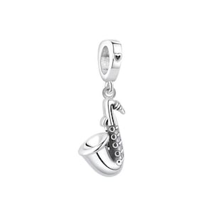 Pode incluir: Encanto de prata com um design de saxofone detalhado. O encanto tem uma pequena conta em forma de coração na parte superior.