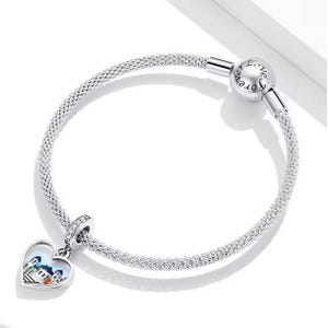 Puede incluir: Un brazalete de plata con un dije en forma de coraz&oacute;n que presenta una ciudad colorida. El brazalete tiene un cierre que dice "Love Forever".