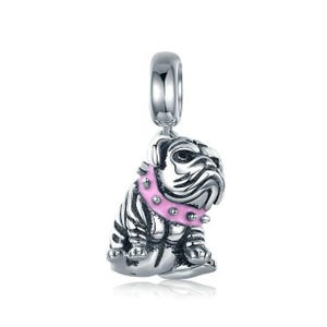 Può includere: Ciondolo in argento con un bulldog dettagliato con un collare rosa con borchie. Il ciondolo è progettato per essere aggiunto a un braccialetto o una collana.