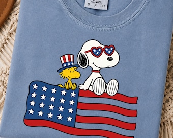 Patriotyczny pies z kreskówki png, 4 lipca pies z Peanuts png, grafika z kreskówką o fladze USA z psem, obchody USA png, Dzień Niepodległości png