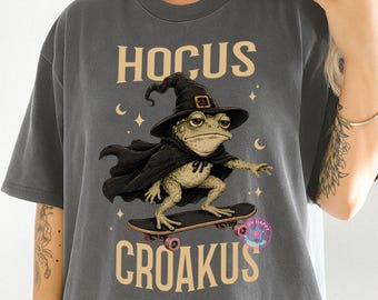 Hocus Croakus png, Koszulka z żabą na Halloween, Upiorne klimaty sezonu png, Słodka, zuchwała żaba png, Czarująca żaba halloweenowa png, Zabawna koszulka na Halloween