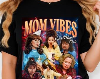 90-tals mammavibbar-tröja, rolig mamma png, cool mamma png, moderskap png, mammaliv png, trendig mammatröja, universitetsmamma png, vintage mammatröja png