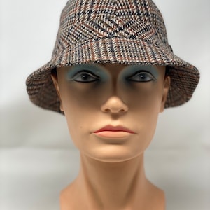 Herren-Bob im schottischen Stil mit der Aufschrift PDG, hergestellt in Frankreich, handgefertigt, Größe 59 (23,22 Zoll). Weihnachtsgeschenk. NEU, UNGETRAGEN.