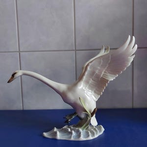 Hutschenreuther-~Porzellanfigur-~Landender Schwan-~Entwurf H.Achtzieger~GEKLEBT