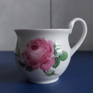 Small swan-neck coffee cup, knob period II.W, Meissen, Red Rose