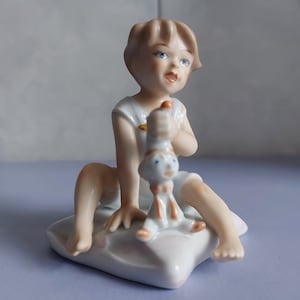 Wallendorf porcelain figurine girl with doll Andy - RARE!