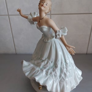 Wallendorf Porcelain figurine dancer - Viennese blood 28 cm 1 finger is broken