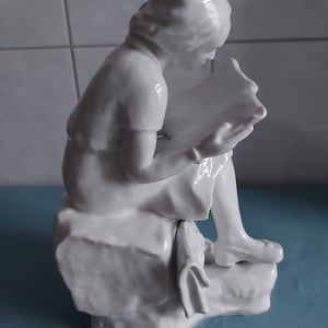 Wallendorf Porcelain Figurine Reading Girl