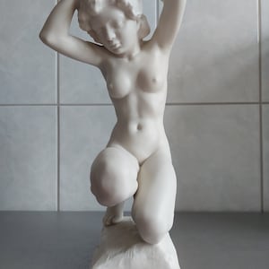 Figura de porcelana Hutschenreuther arrodillada desnuda después del baño K. Tutter 34 cm