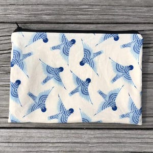 Pájaros azules volando, Estuches con cremallera, Colección Canto de pájaros de Gingiber