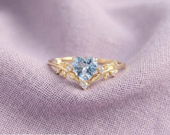 ハートカットアクアマリンリング｜14Kゴールドリーフシェブロンバンド、自然をモチーフにしたティアラプロミスリング