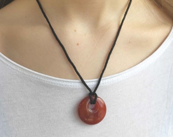 Collar con colgante de donut de cornalina: piedra preciosa pulida, cordón vegano ajustable