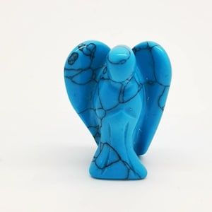 Ángel de bolsillo de howlita azul: guardián de cristal tallado a mano