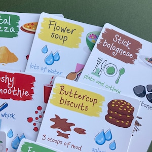 Pu&ograve; includere: Un set di carte colorate con illustrazioni e testo. Le carte presentano vari cibi, come la zuppa di fiori, la bolognese a bastoncini, i biscotti al burro e uno smoothie. Le carte includono anche istruzioni per preparare ogni piatto, come "molta acqua" e "3 cucchiai di fango".