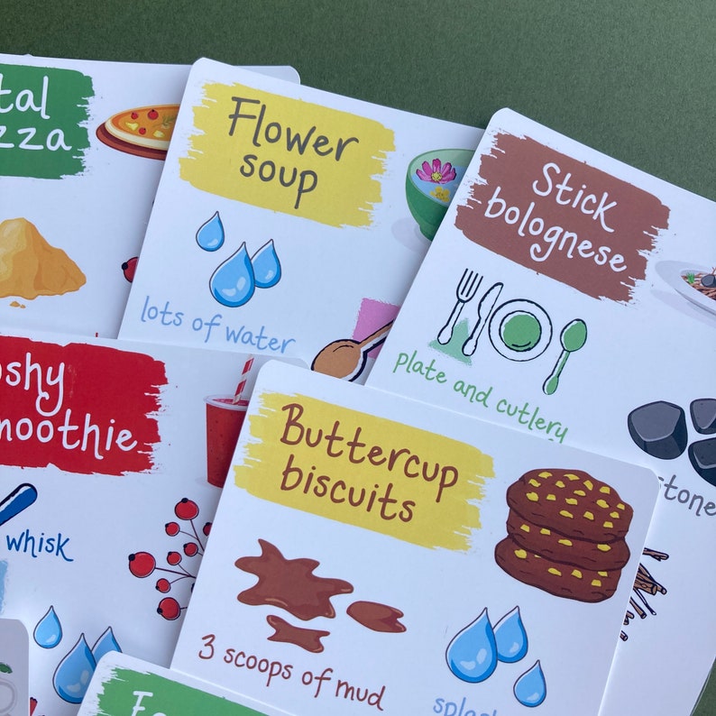 Pu&ograve; includere: Un set di carte colorate con illustrazioni e testo. Le carte presentano vari cibi, come la zuppa di fiori, la bolognese a bastoncini, i biscotti al burro e uno smoothie. Le carte includono anche istruzioni per preparare ogni piatto, come "molta acqua" e "3 cucchiai di fango".