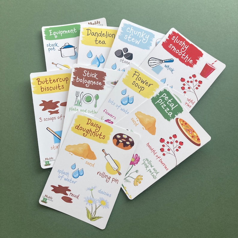 Pu&ograve; includere: Un set di carte da ricetta colorate con illustrazioni e testo. Le carte presentano ricette come t&egrave; di tarassaco, stufato denso, frullato ghiacciato, biscotti al burro, bolognese con bastoncini, zuppa di fiori, pizza ai petali e ciambelle di margherita.