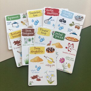 Pu&ograve; includere: Un set di carte colorate con illustrazioni e testo. Le carte presentano vari ingredienti e attrezzature per preparare diversi piatti, come t&egrave; di tarassaco, smoothie ghiacciato, stufato denso, biscotti al burro, spaghetti alla bolognese, zuppa di fiori, pizza ai petali, ciambelle di margherita e altro ancora.
