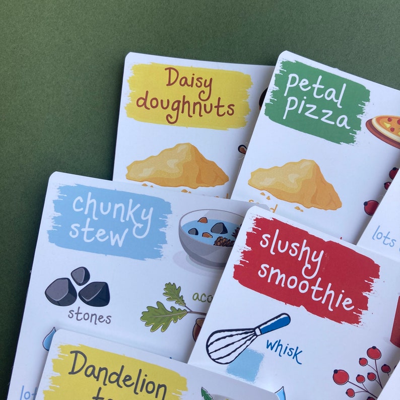 Pu&ograve; includere: Un set di carte colorate con illustrazioni e testo. Le carte presentano parole come "Daisy Doughnuts", "Petal Pizza", "Chunky Stew", "Slushy Smoothie" e "Dandelion Tea".