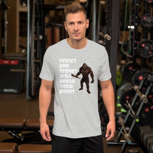 Wütende Bigfoot oder Sasquatch Sticks und Steine