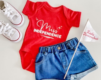 Cache-couche Miss Indépendance | T-shirt du 4 juillet | Chemise pour toute-petite fille | Chemise du Jour de l'Indépendance | T-shirt patriotique bébé fille | Chemise d'été pour tout-petits