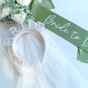 Décorations d&#39;enterrement de vie de jeune fille serre-tête en perles pour la mariée | Casque blanc, cadeau de douche nuptiale, accessoire de cheveux EVJF, cadeau future mariée