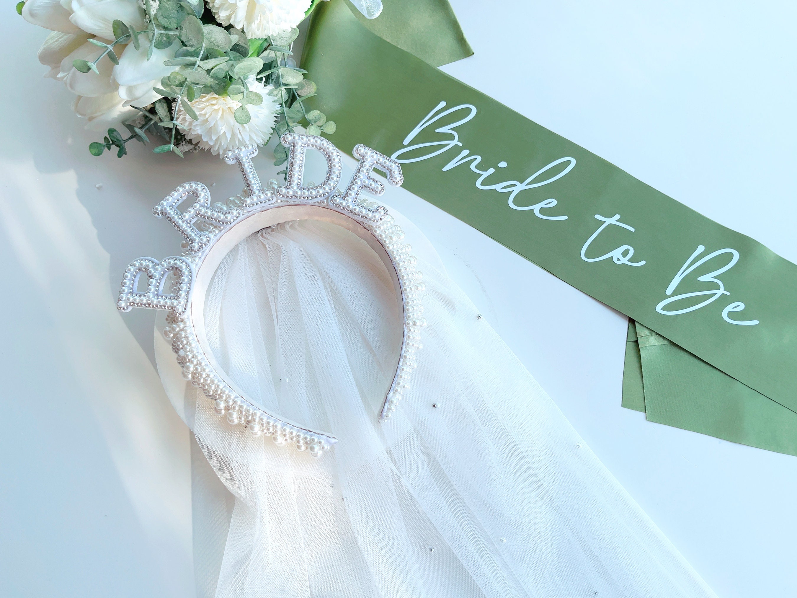 Décorations d'enterrement de vie de jeune fille serre-tête en perles pour la mariée | Casque blanc, cadeau de douche nuptiale, accessoire de cheveux EVJF, cadeau future mariée