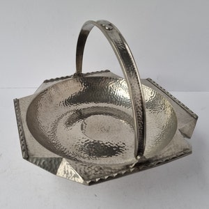 Vintage Arts and Crafts Style Zinnschale mit Griff - Englische gehämmerte Zinnschale - dekorativer gehämmerter Zinnkorb von A E Poston & Co