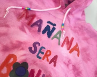 Sudadera con capucha Karol G con efecto tie-dye. (Mañana será bonito) inspirado