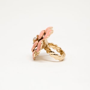 Anneau avec la fleur rose, anneau doré avec des émails roses et cristaux de strass légers, artisanat image 4