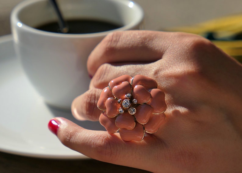 Anneau avec la fleur rose, anneau doré avec des émails roses et cristaux de strass légers, artisanat image 5