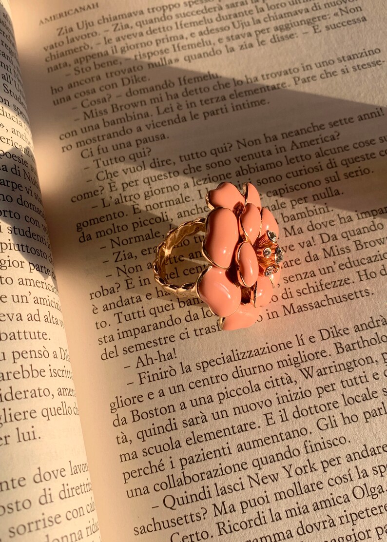 Anneau avec la fleur rose, anneau doré avec des émails roses et cristaux de strass légers, artisanat image 9